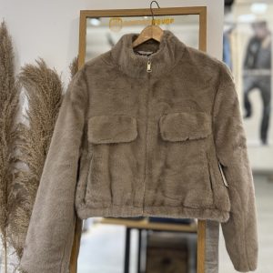 Abrigo corto tejido peluche